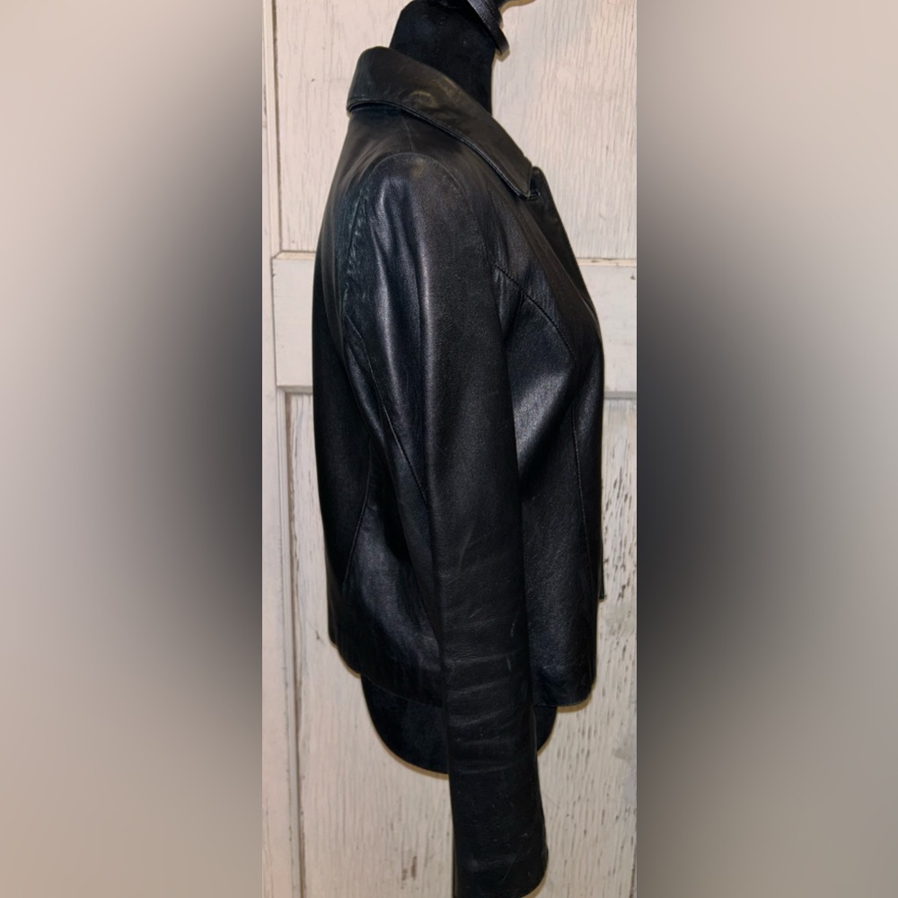 M.T. Studio cropped Leather, See wear, button missing - Picture 3 of 8